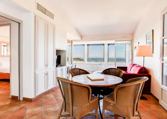 Le Fregate Provence فندق سا سيرْ سور مير